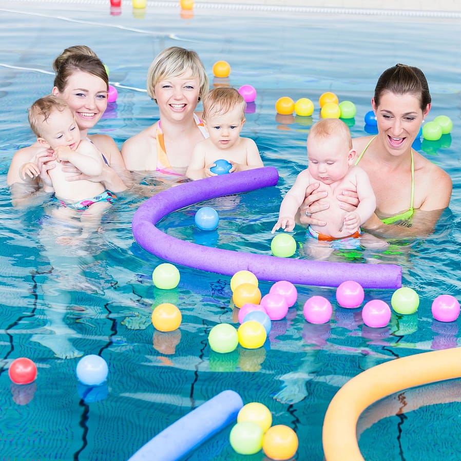 famille dans une piscine
