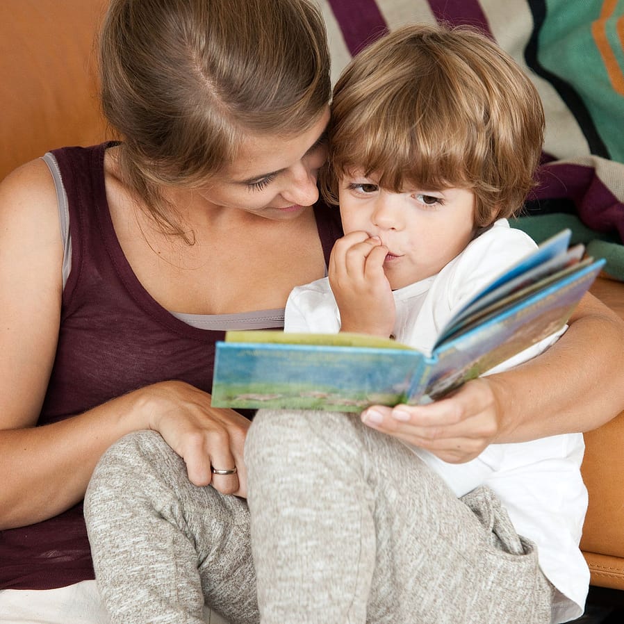 femme qui lit à sa fille