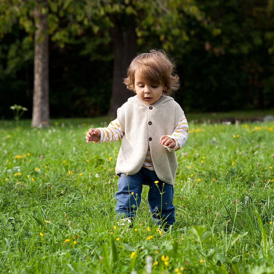 enfant dans un jardin