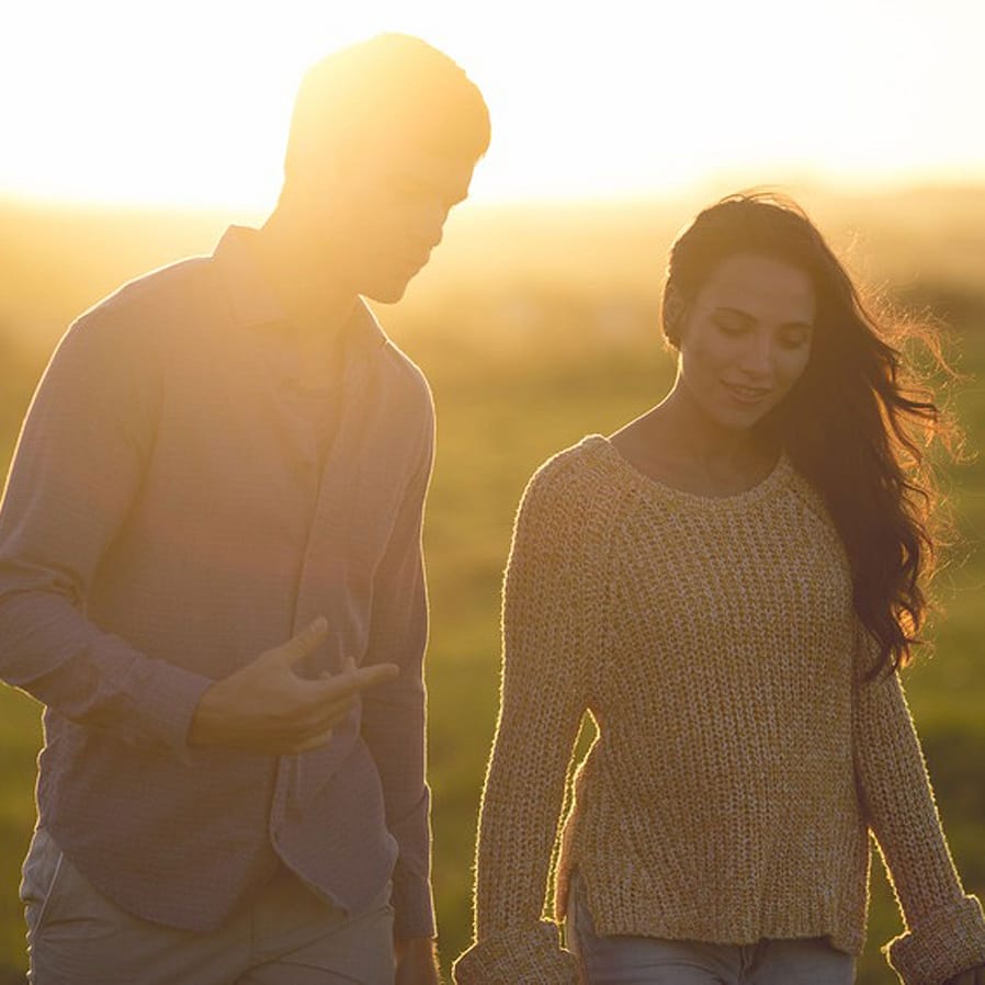 couple dans le soleil