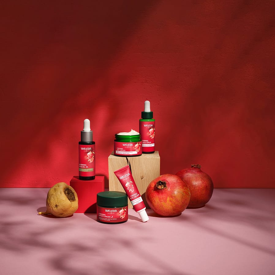 gama completa: contorno de ojos, serum, crema de día y de noche y aceite reafirmante y antioxidante de granada y peptidos de raiz de maca