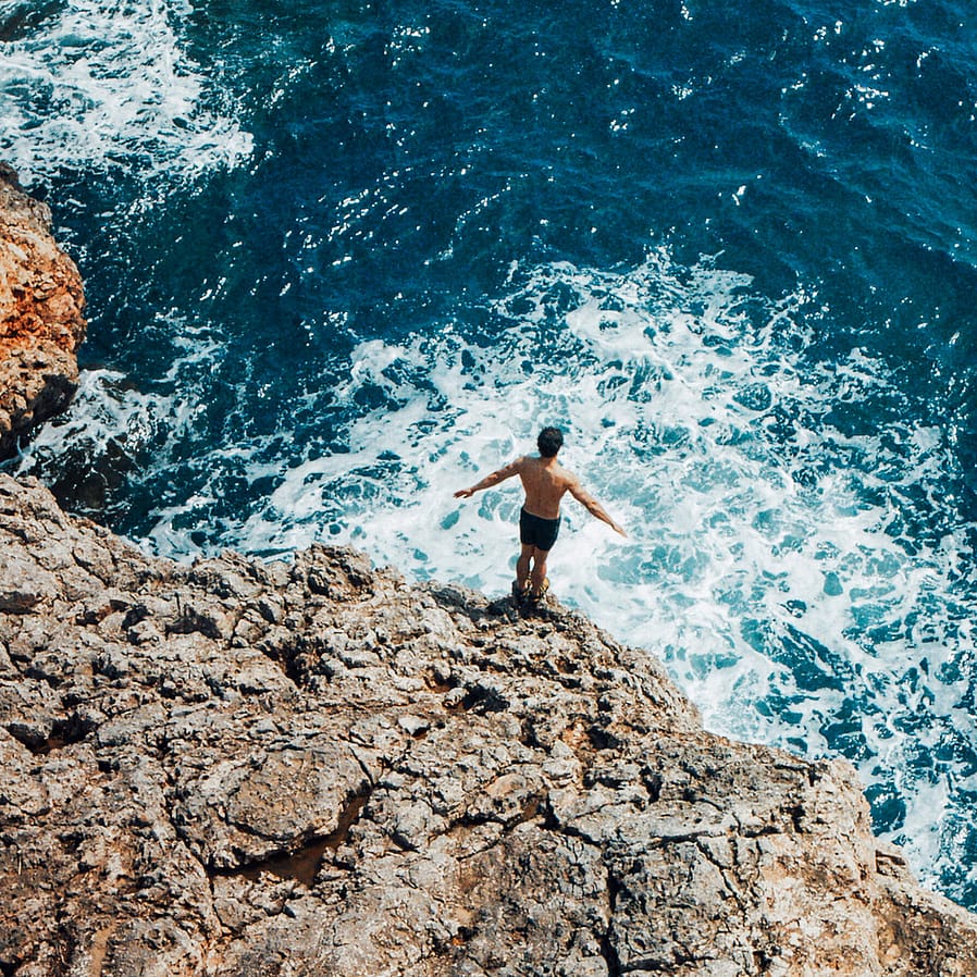 homme debout sur une falaise