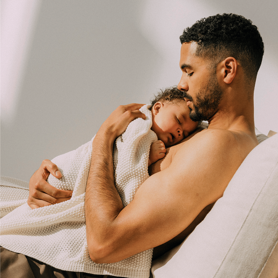 vater mit Baby im arm