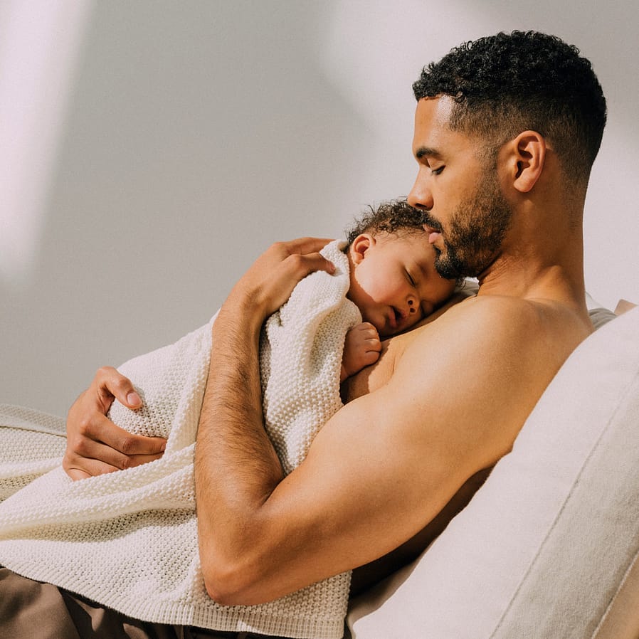 vater mit Baby im arm