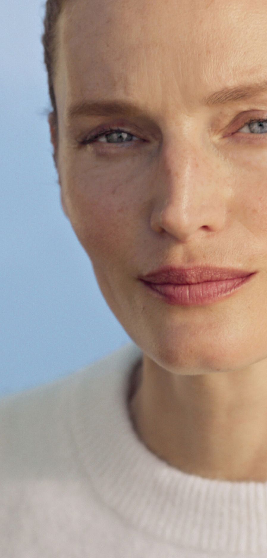 Frau mit blauen Bergen im Hintergrund