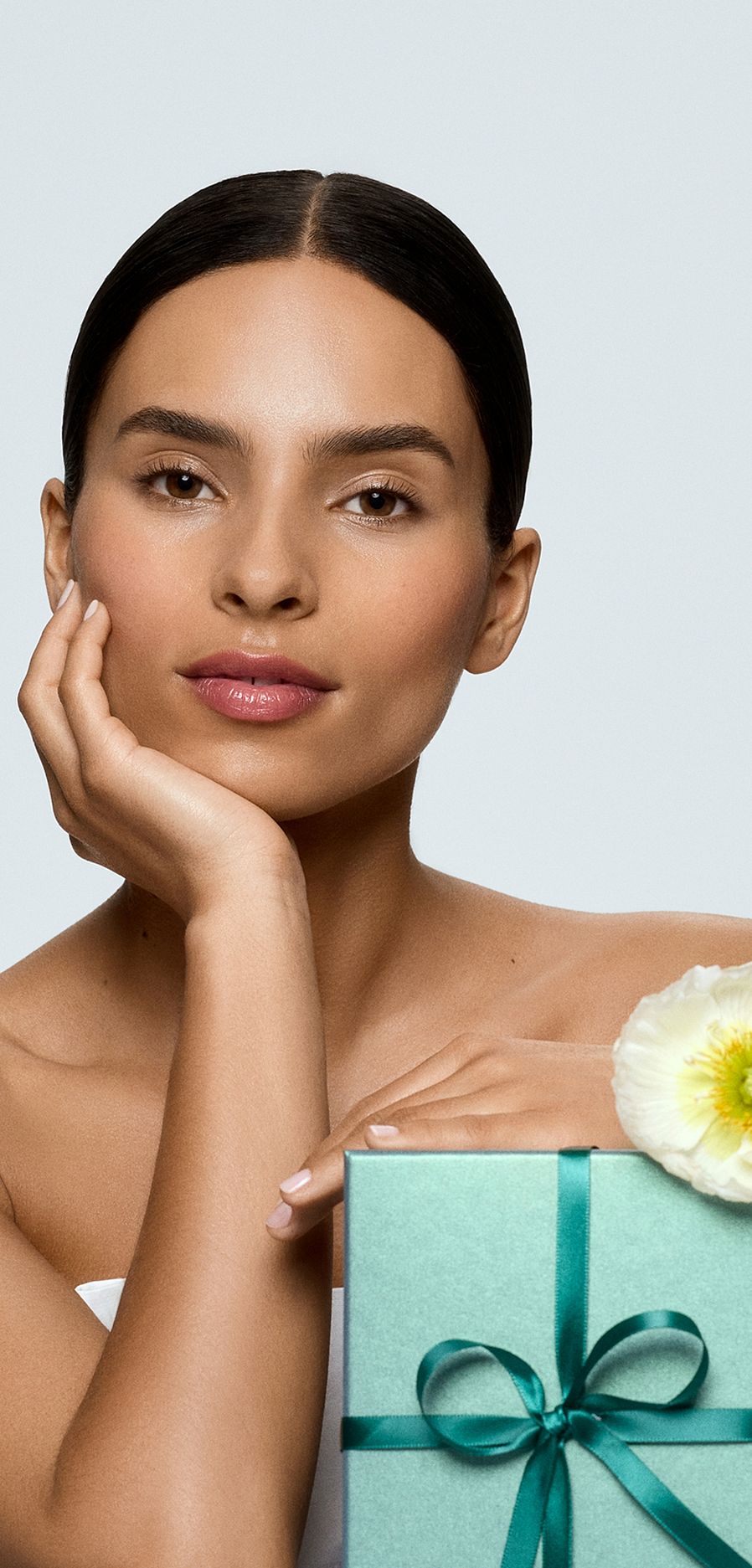 Frau mit grünem Geschenk