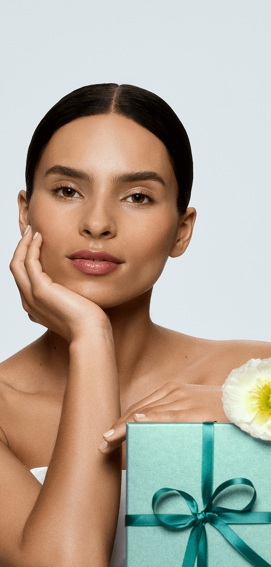 Mujer sosteniendo un regalo de color verde