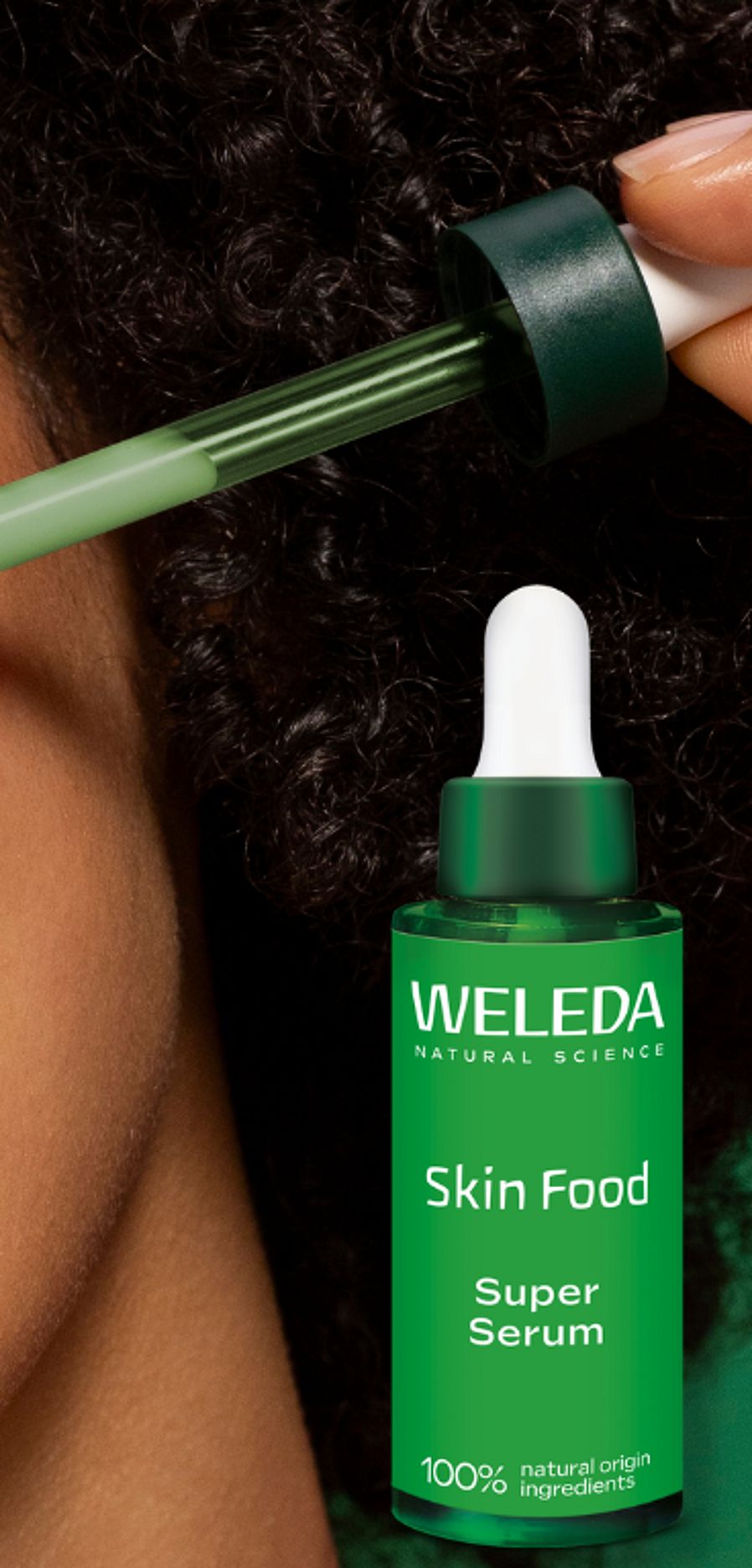 Närbild på tjej som droppar Skin Food Super serum på kinden