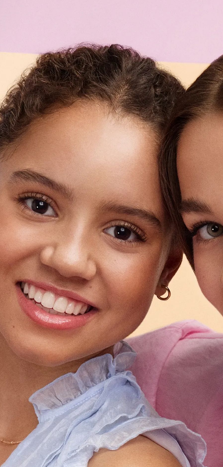 Två tjejjer i närbild