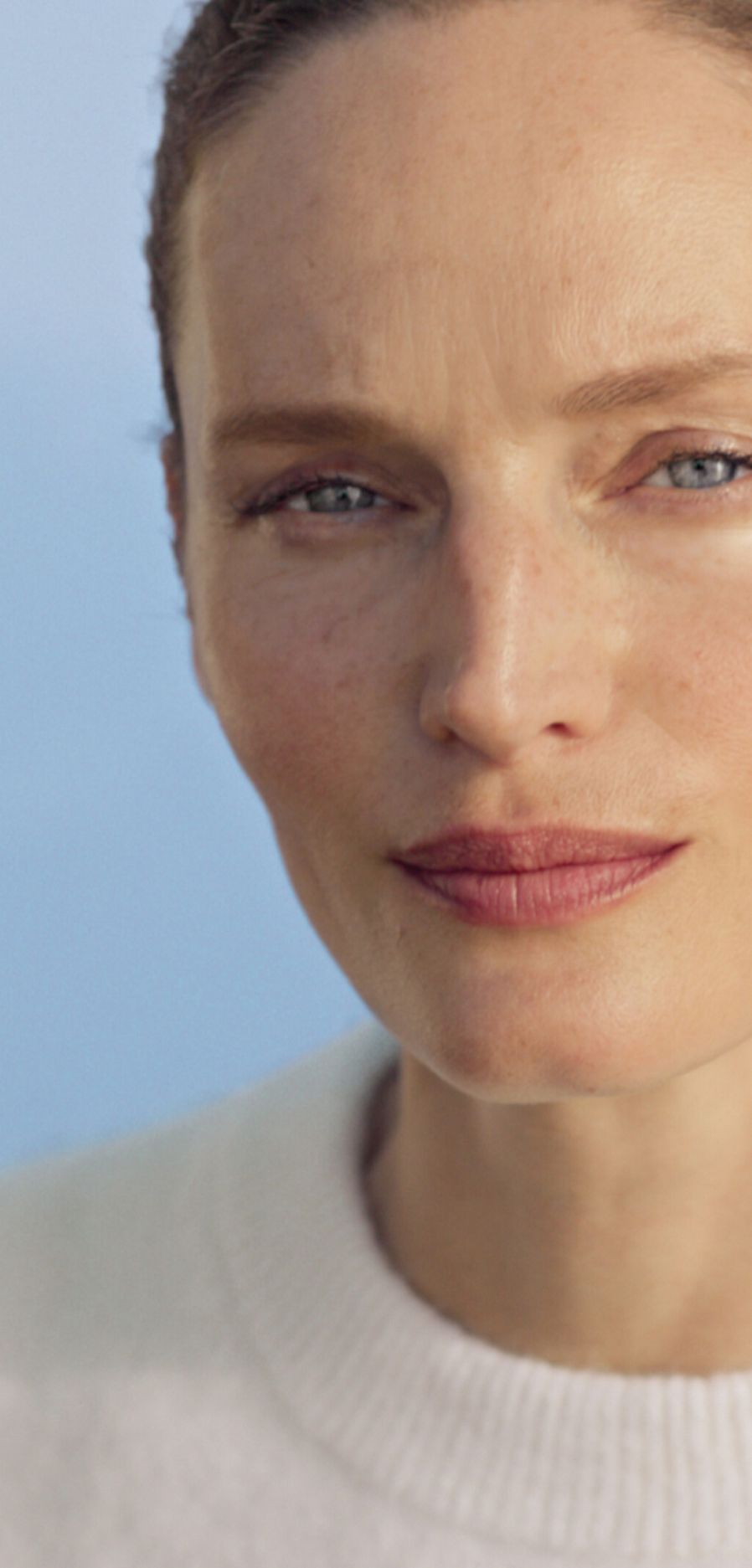 Kvinna med Weleda contouring produkter