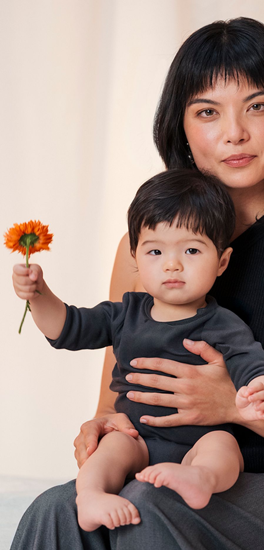 mama con bebe en brazos