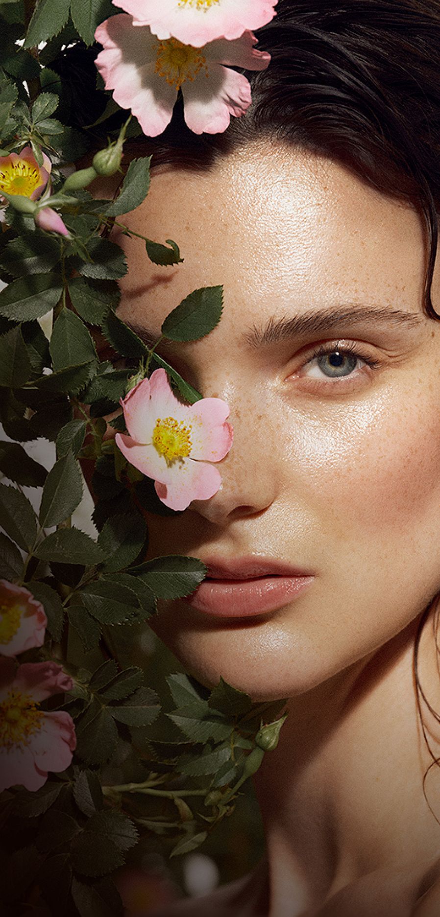 Promozione Linea Rosa Mosqueta: viso donna con pianta di rosa- Contorno occhi in omaggio.