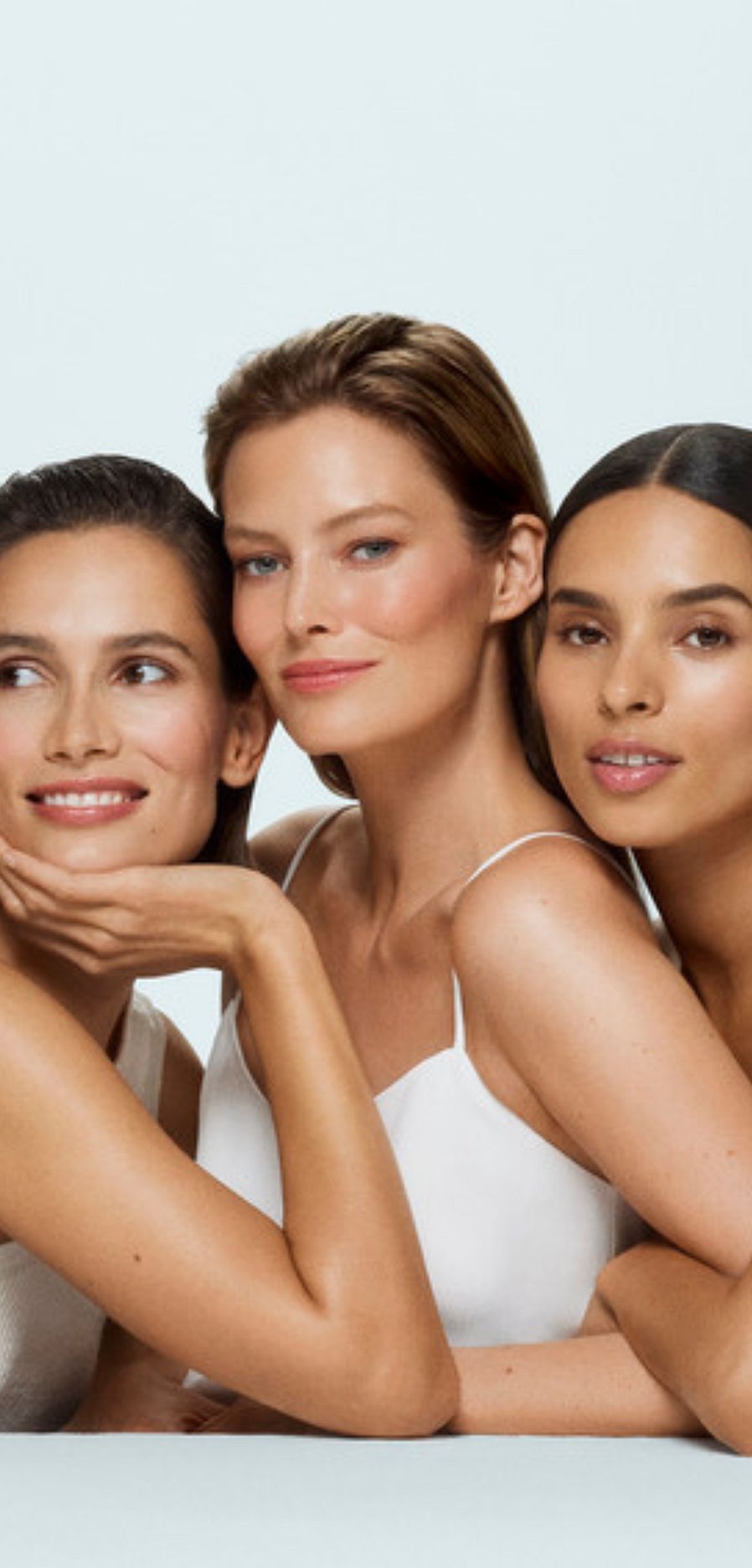 promocion dia de la mujer tres mujeres juntas