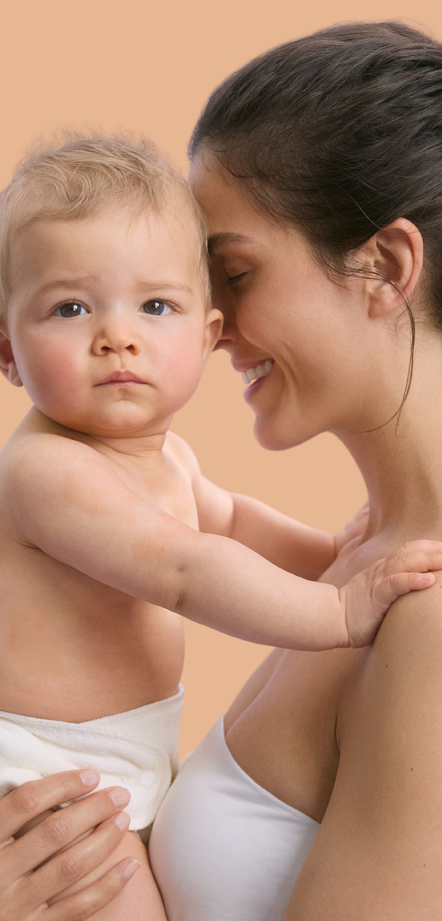 maman et son bébé dans les bras