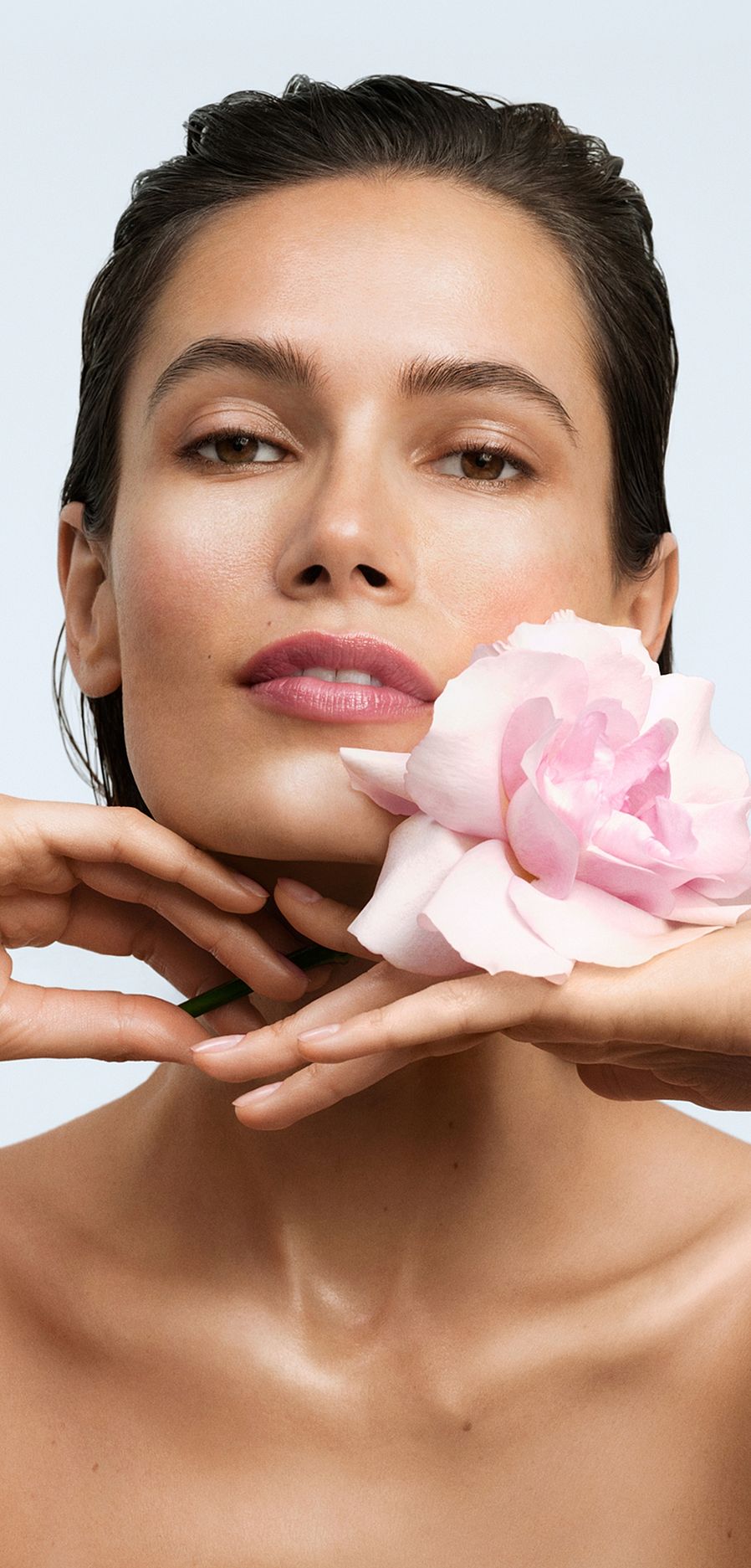 Femme avec une rose rose