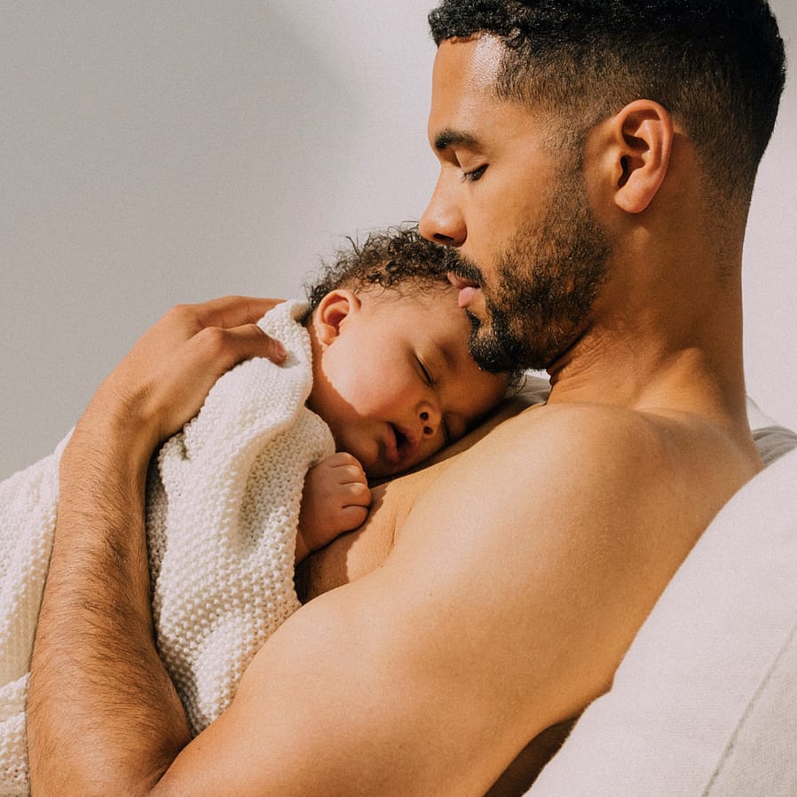 vater mit Baby im arm