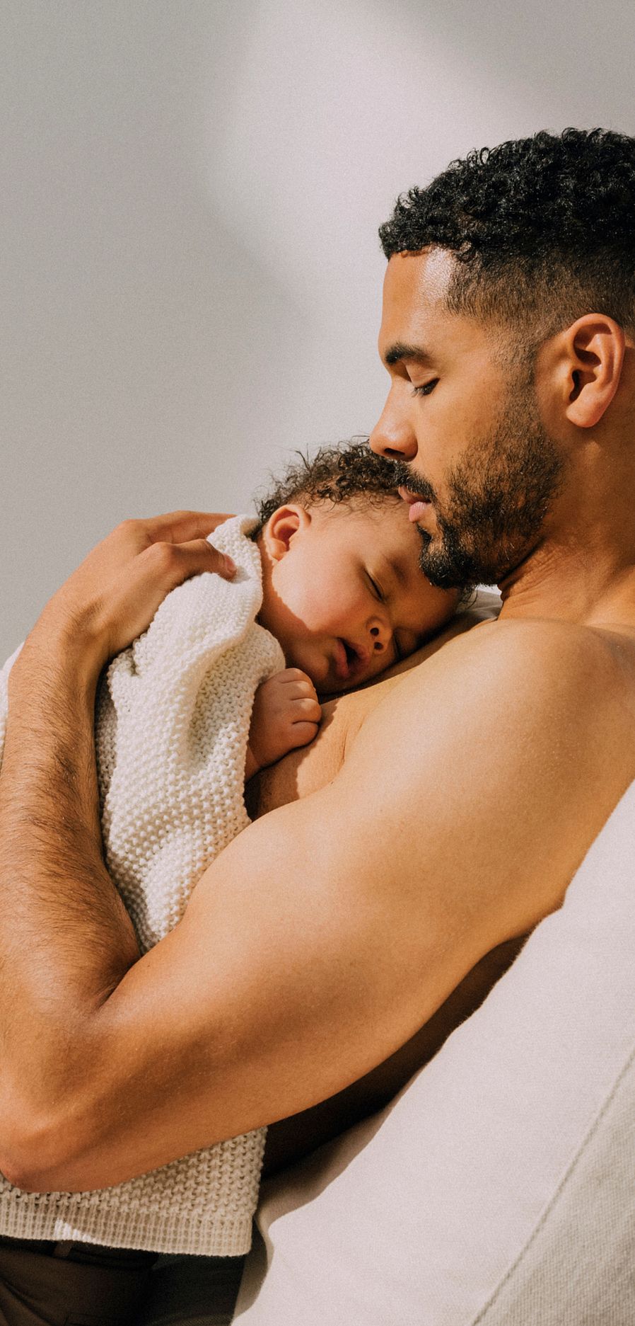 hombre con bebé en brazos