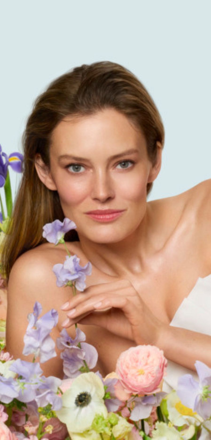 mujer rodeada de flores descuento bienvenida primavera