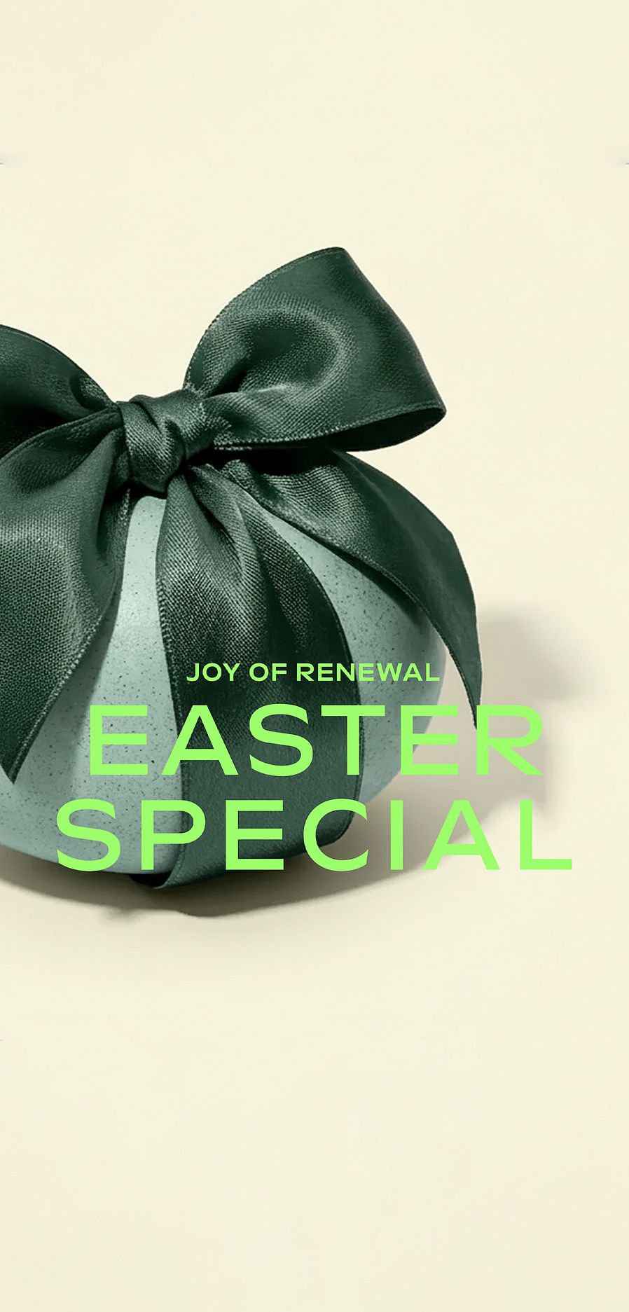 Banner promo Pasqua: uovo verde con fiocco su sfondo neutro