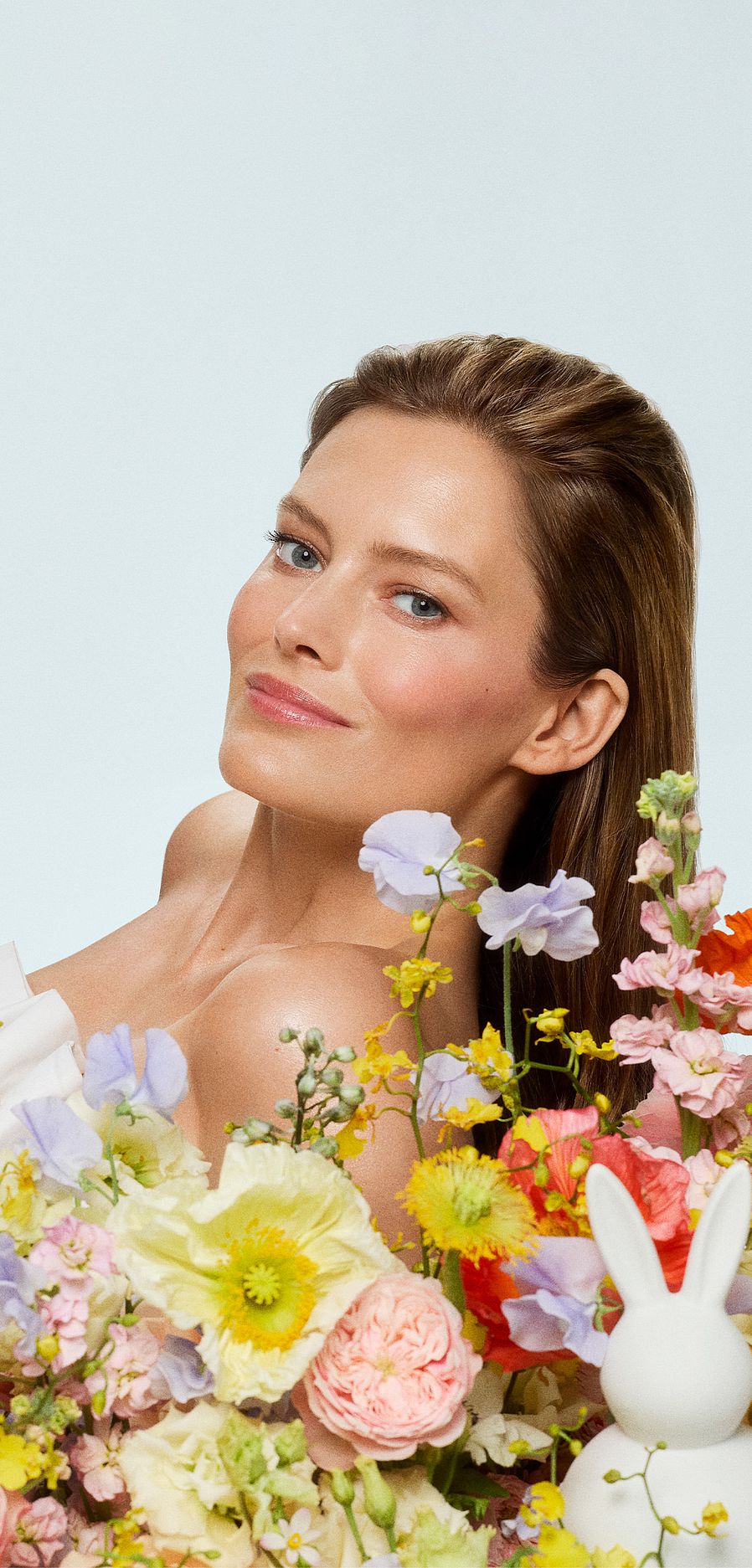 Donna sdraiata tra fiori