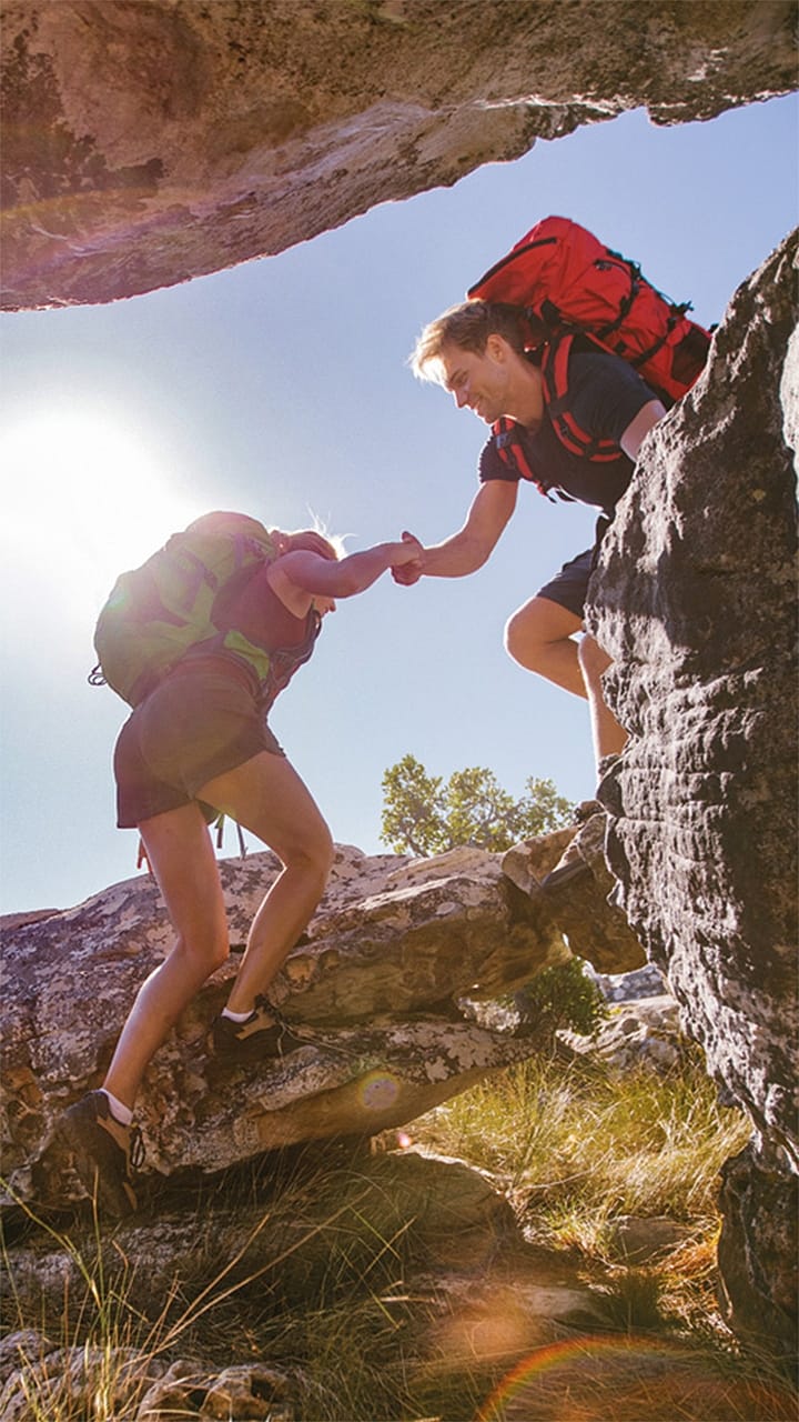 Homme et femme en train de grimper