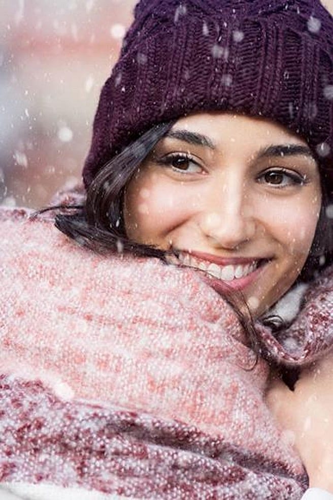 Femme avec bonnet et écharpe