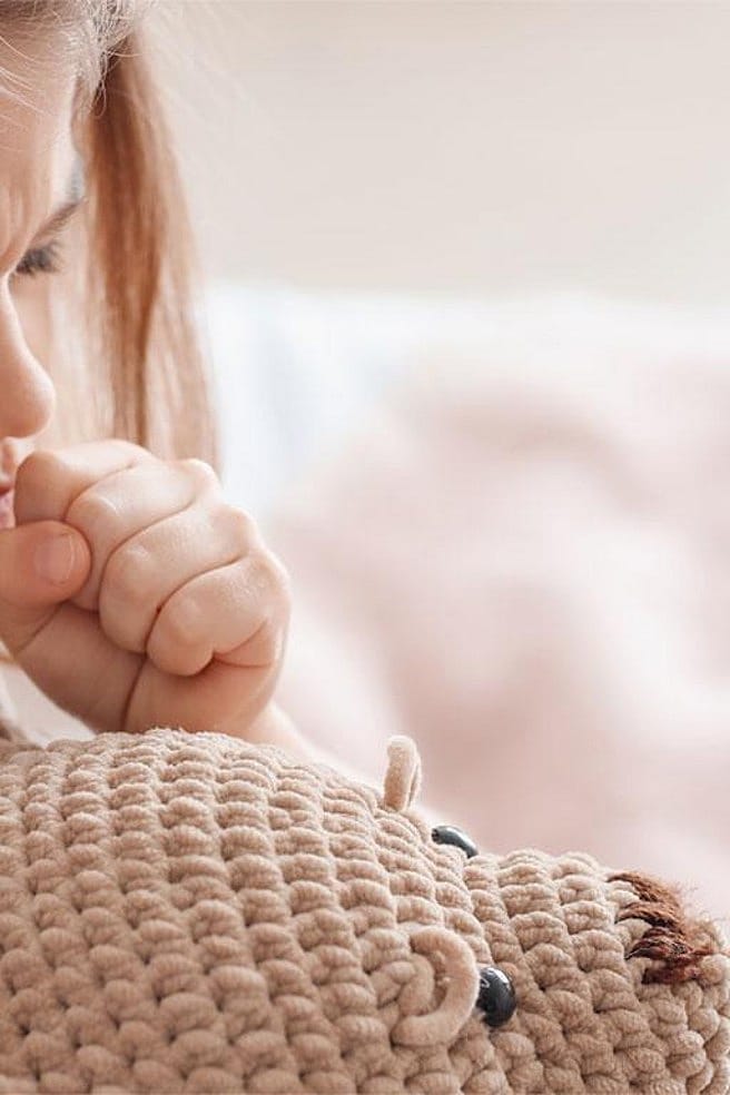 Enfant malade avec ours en peluche