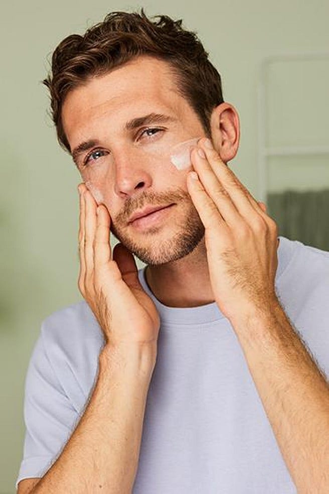 Mann bei der Gesichtspflege