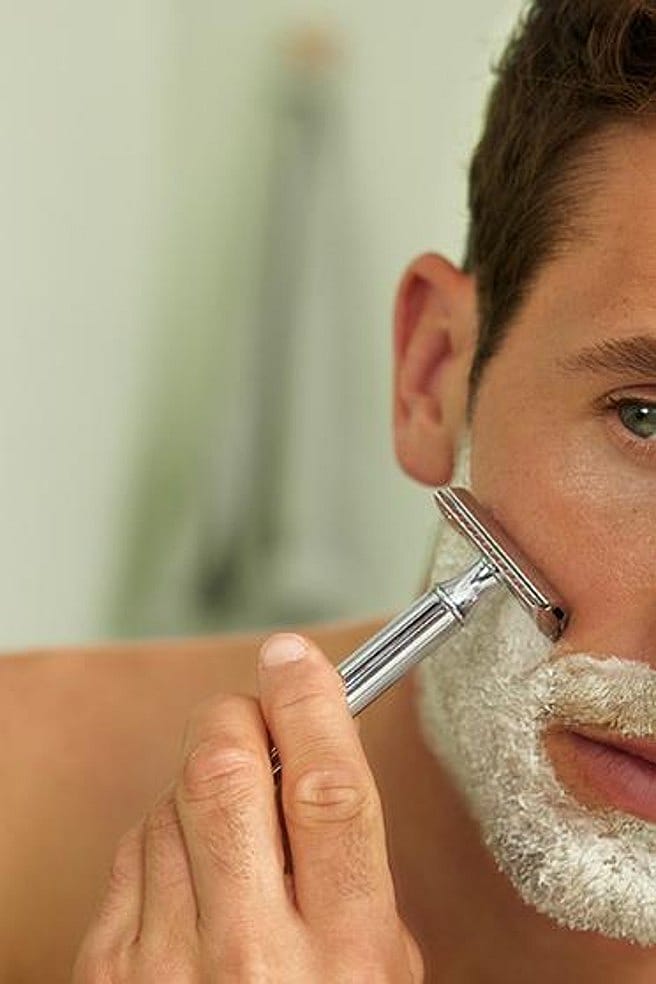 Mann beim Rasieren