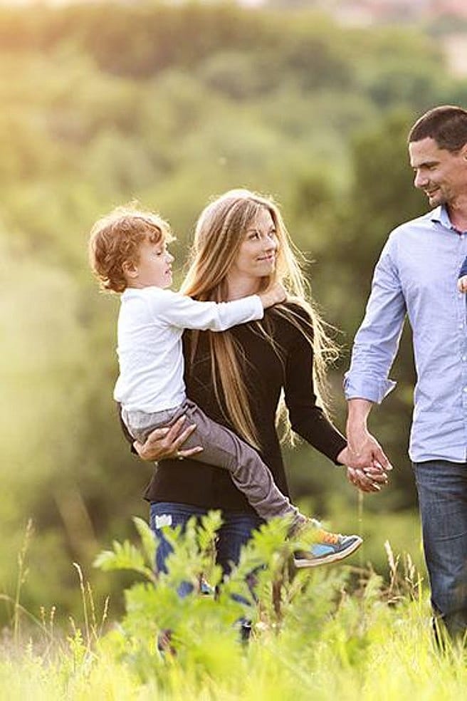 Familie geht in der Natur spazieren
