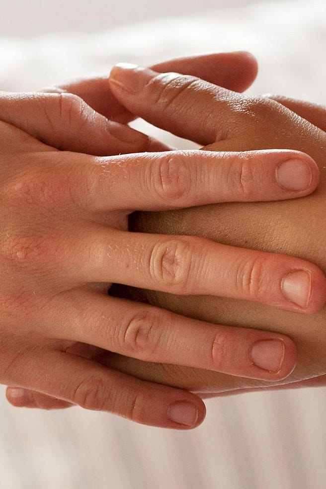 Zwei Hände berühren sich