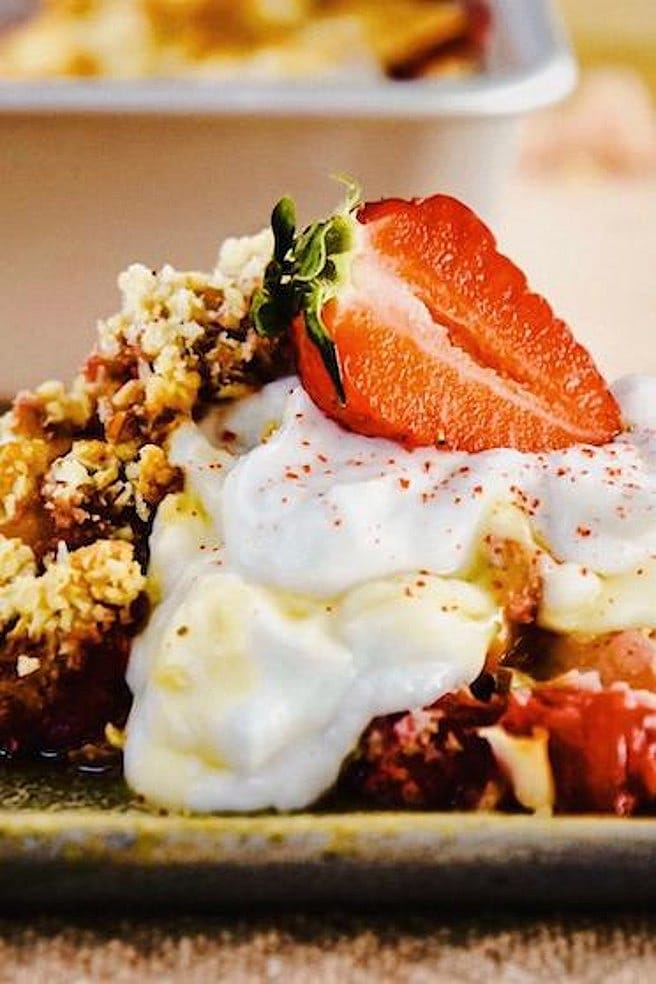 Hafer-Crumble mit frischen Fruechten