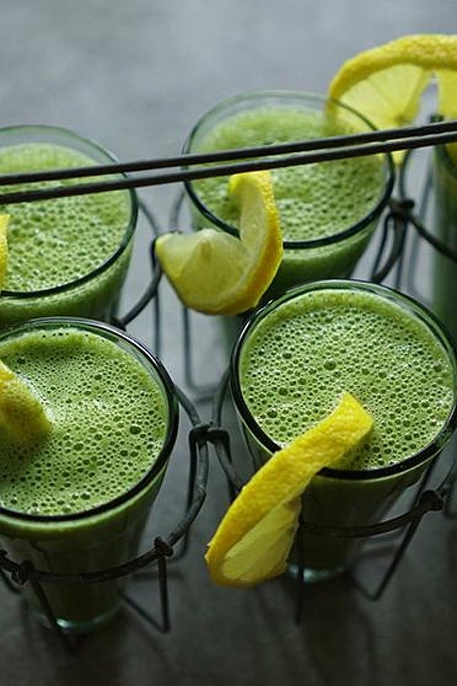 Smoothie vert énergisant et des rondelles de citron vert