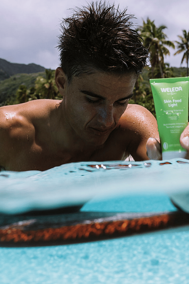 hombre en el mar mostrando Skin Food