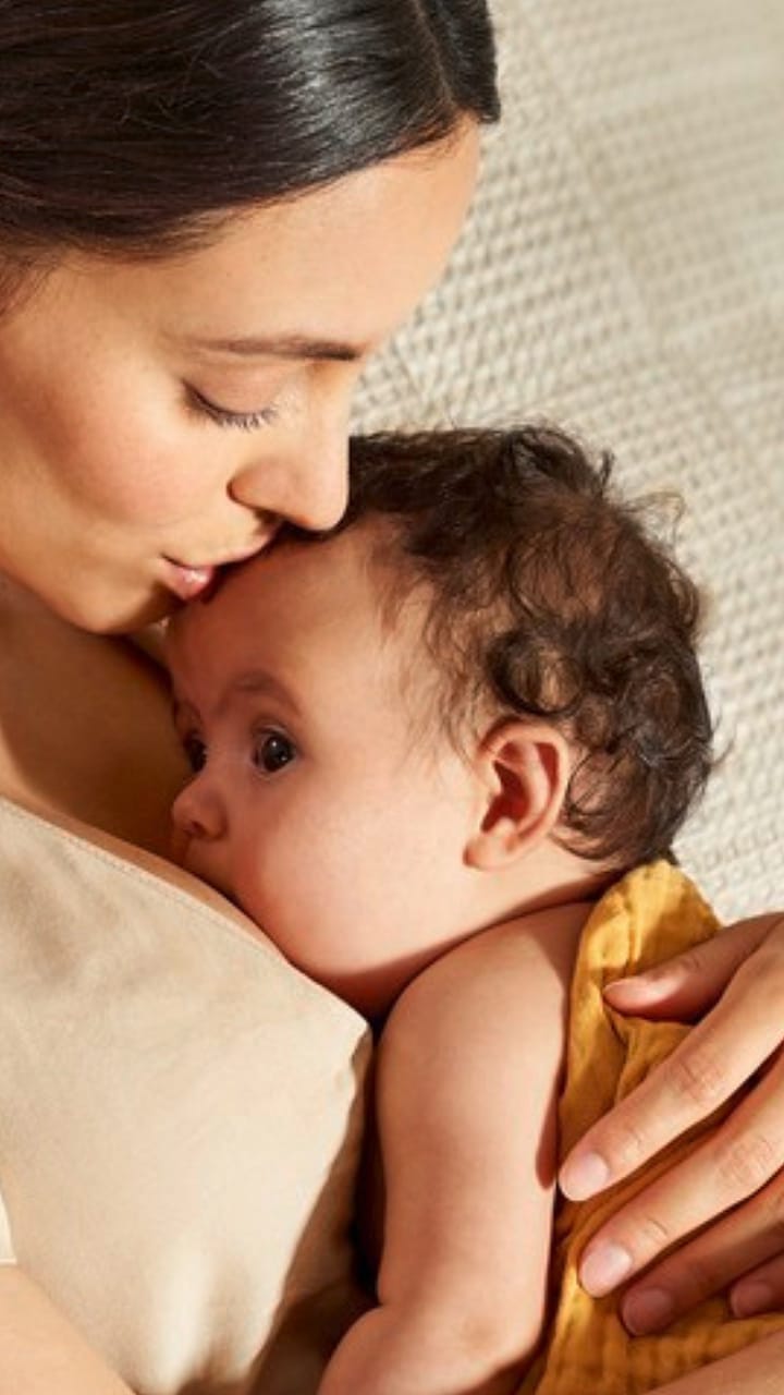 mujer abrazando a un bebé