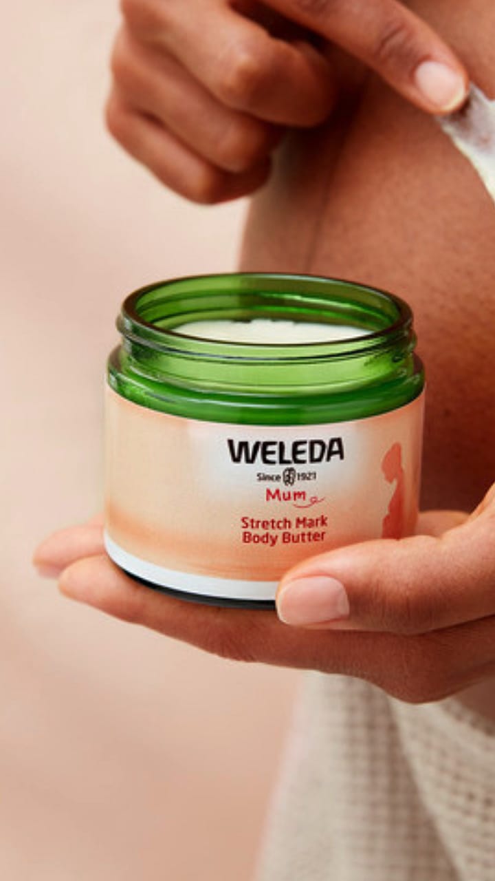 mujer embarazada acariciándose el vientre