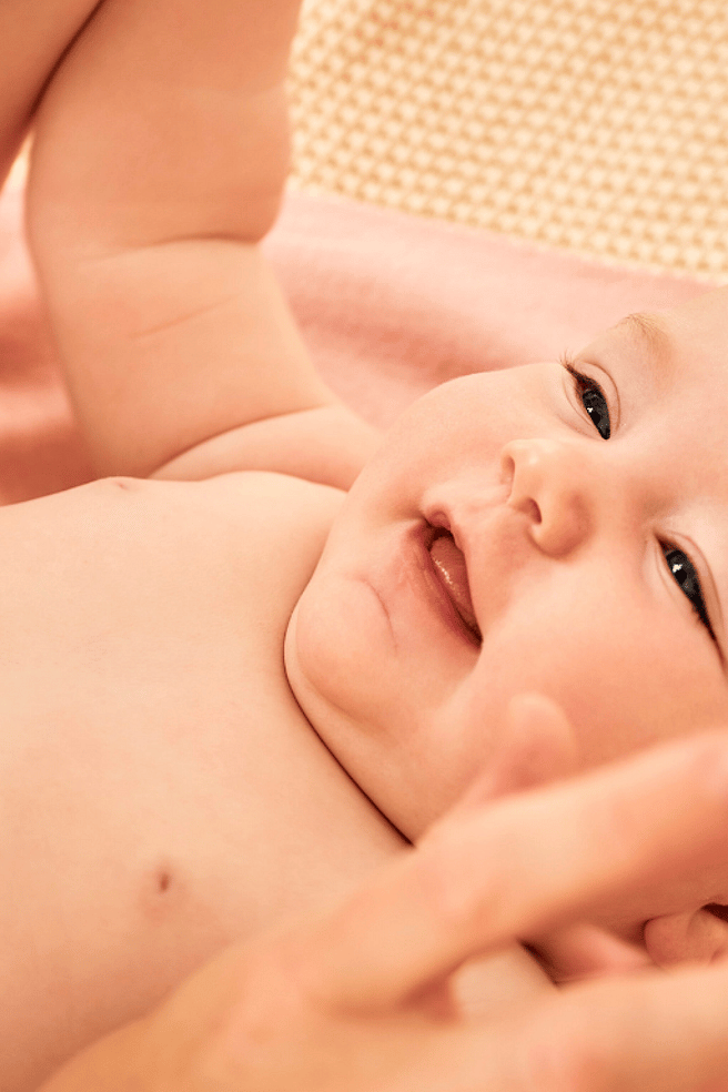 bebé tumbado sonriendo