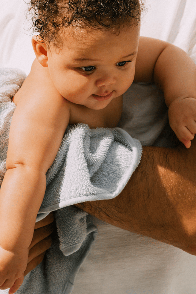 Bebé en los brazos de un hombre