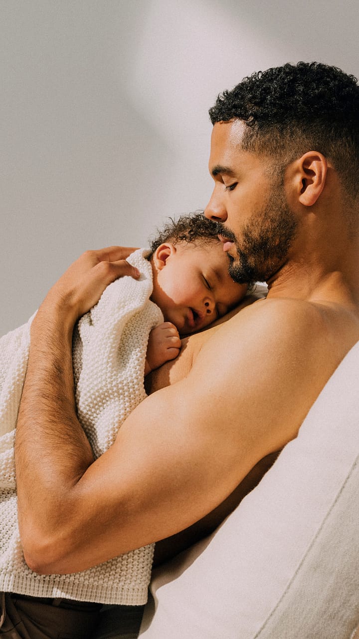 hombre con bebé promoción día del padre