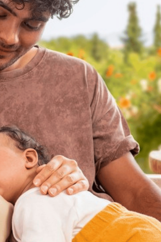 familia formada por un hombre y una mujer abrazando a un bebé