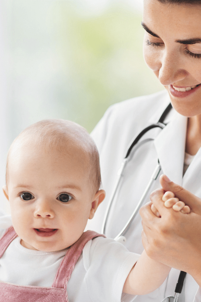 Pediatra sujetando a un bebé