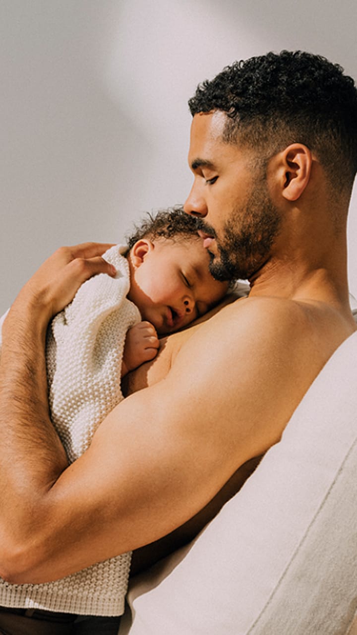 bebe dans les bras de son papa