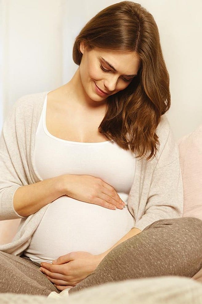 femme enceinte qui se tient le ventre