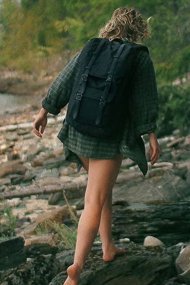 femme pieds nus sur des pierres