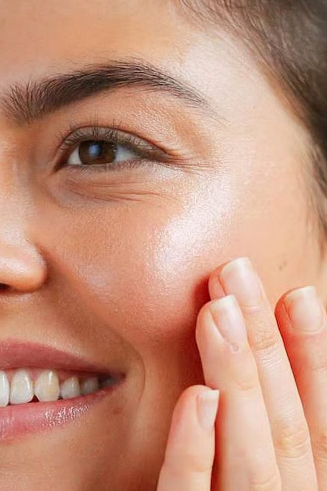 femme qui se crème le visage