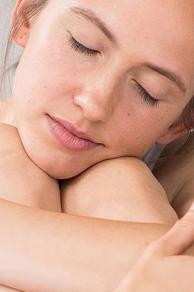 femme assise qui se fait un calin