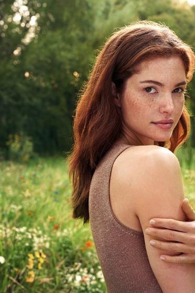 femme dans un champs