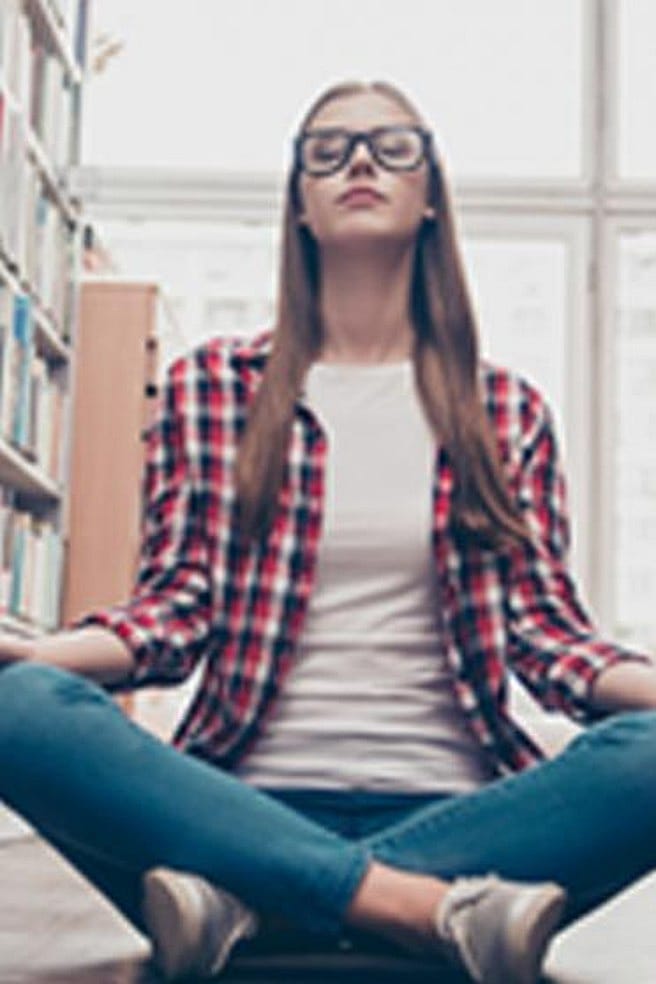 femme meditant dans une bibliothèque