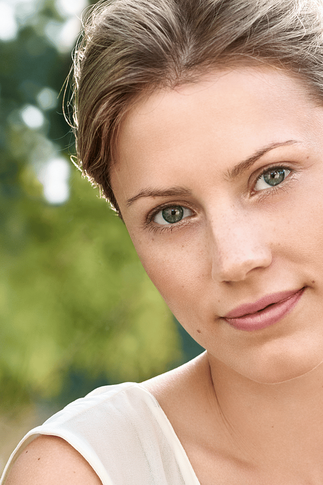 mujer posando en el campo