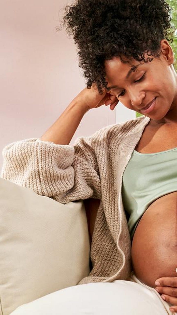 femme enceinte sur le canapé